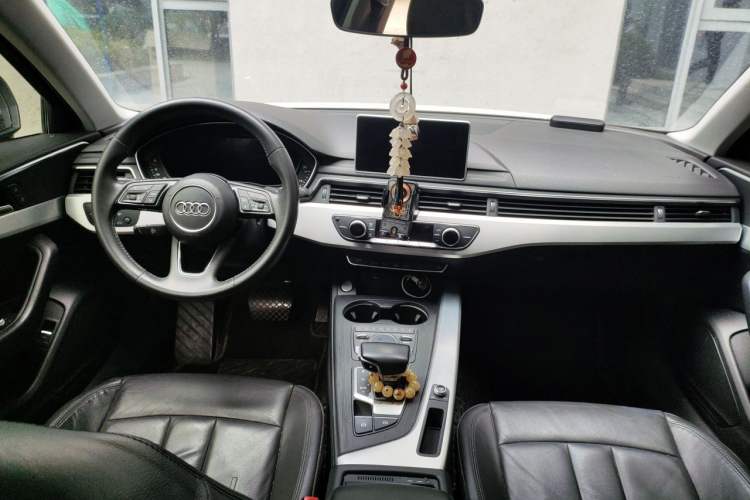 Used Audi A4L 2019 40 TFSI Fashion Edition China VI Emission Standard Center Console