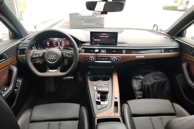 Used Audi A4L 2019 40 TFSI Sporty Version China VI Center Console