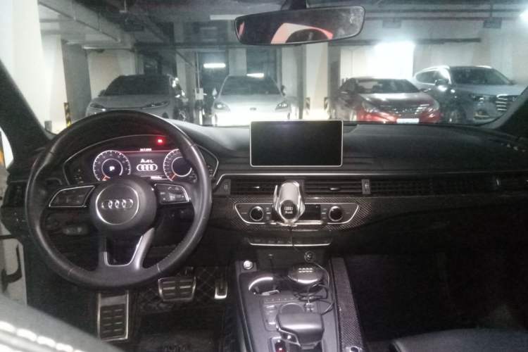 Used Audi A4L 2019 40 TFSI Fashion Edition China VI Emission Standard Center Console