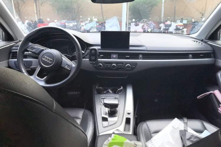 Used Audi A4L 2019 40 TFSI Ambition China VI Center Console