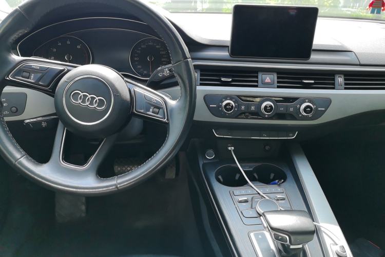 Used Audi A4L 2019 40 TFSI Ambition China VI Center Console