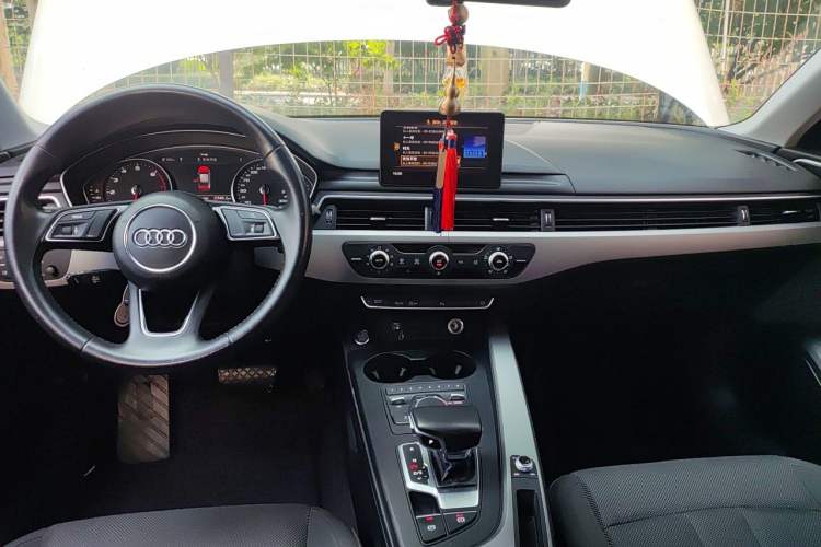 Used Audi A4L 2019 40 TFSI Ambition China VI Center Console
