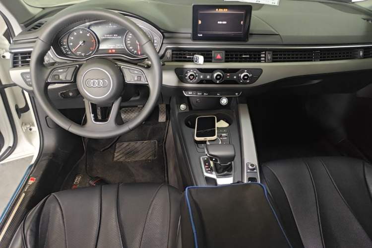 Used Audi A4L 2019 40 TFSI Ambition China VI Center Console