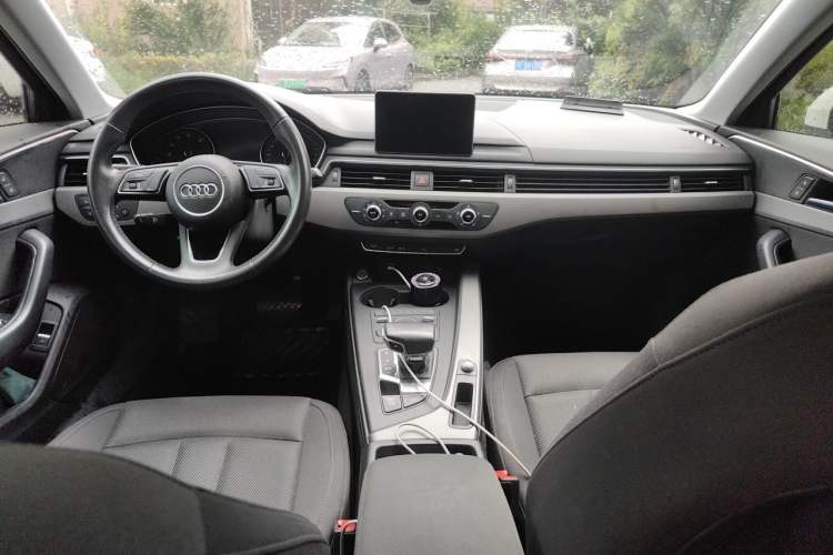 Used Audi A4L 2019 40 TFSI Ambition China VI Center Console