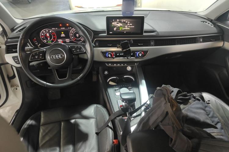 Used Audi A4L 2019 40 TFSI Fashion Edition China VI Emission Standard Center Console