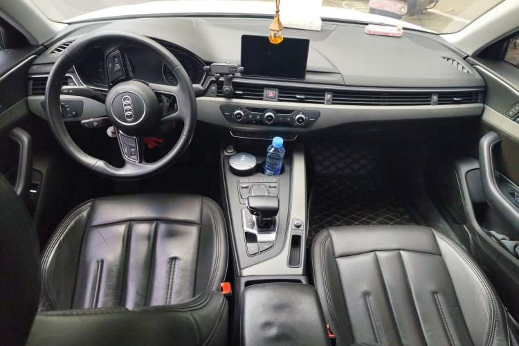 Used Audi A4L 2019 40 TFSI Ambition China VI Center Console