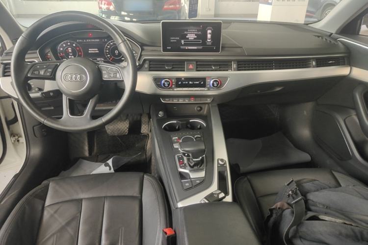 Used Audi A4L 2019 40 TFSI Fashion Edition China VI Emission Standard Center Console