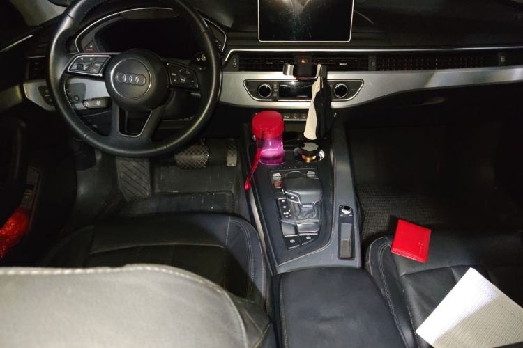 Used Audi A4L 2019 40 TFSI Fashion Edition China VI Emission Standard Center Console