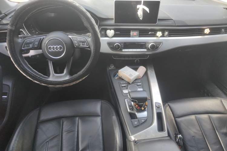 Used Audi A4L 2019 40 TFSI Fashion Edition China VI Emission Standard Center Console