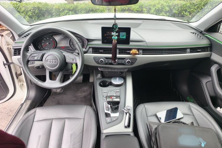 Used Audi A4L 2019 40 TFSI Ambition China VI Center Console