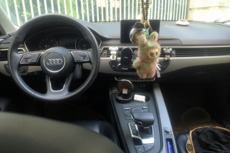 Used Audi A4L 2019 40 TFSI Ambition China VI Center Console