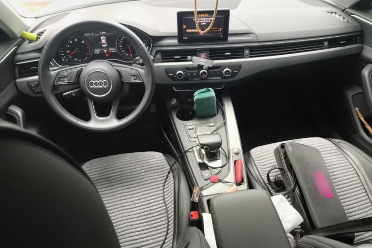 Used Audi A4L 2019 40 TFSI Ambition China VI Center Console