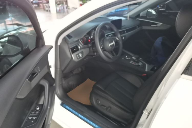 Used Audi A4L 2019 40 TFSI Ambition China VI Driver Seat