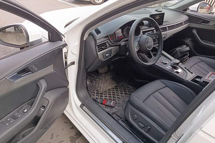 Used Audi A4L 2019 40 TFSI Ambition China VI Driver Seat