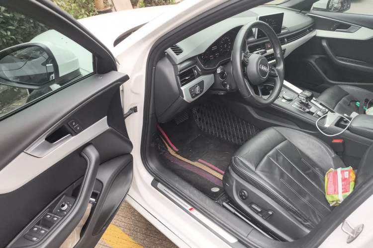 Used Audi A4L 2019 40 TFSI Fashion Edition China VI Emission Standard Driver Seat