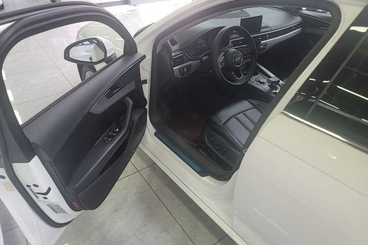Used Audi A4L 2019 40 TFSI Ambition China VI Driver Seat