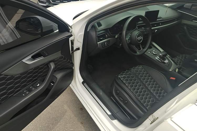Used Audi A4L 2019 40 TFSI Ambition China VI Driver Seat