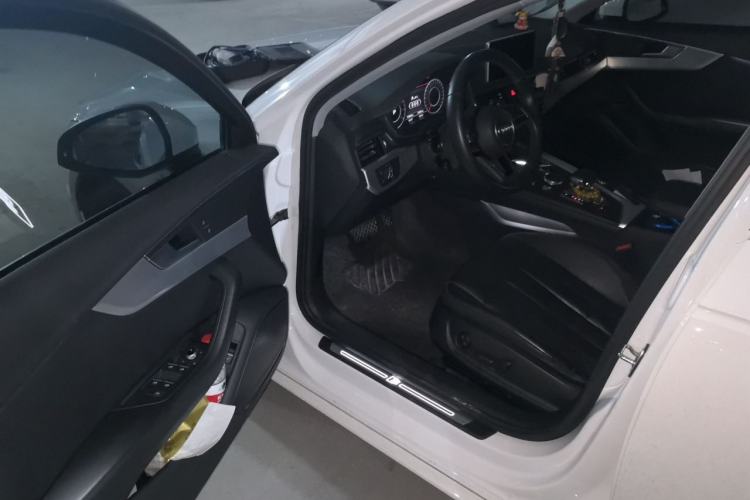 Used Audi A4L 2019 40 TFSI Fashion Edition China VI Emission Standard Driver Seat