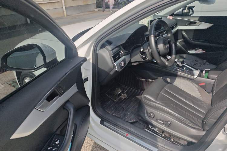 Used Audi A4L 2019 40 TFSI Fashion Edition China VI Emission Standard Driver Seat
