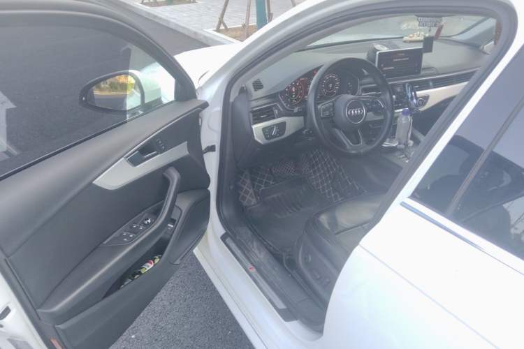Used Audi A4L 2019 40 TFSI Fashion Edition China VI Emission Standard Driver Seat