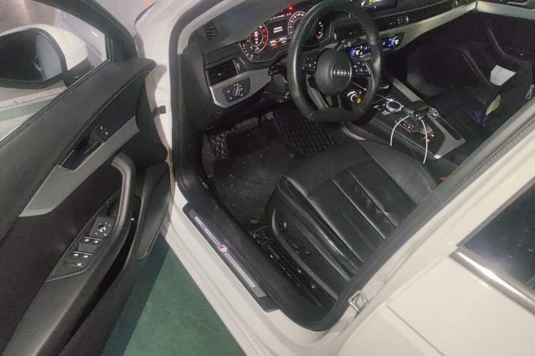 Used Audi A4L 2019 40 TFSI Fashion Edition China VI Emission Standard Driver Seat