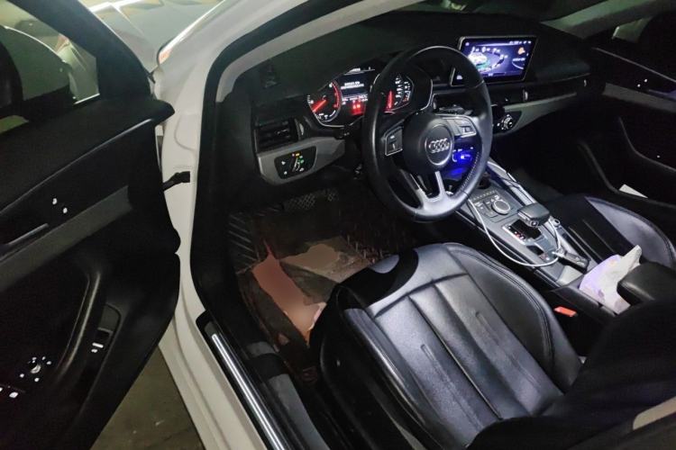 Used Audi A4L 2019 40 TFSI Fashion Edition China VI Emission Standard Driver Seat
