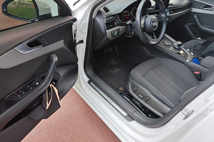 Used Audi A4L 2019 40 TFSI Ambition China VI Driver Seat