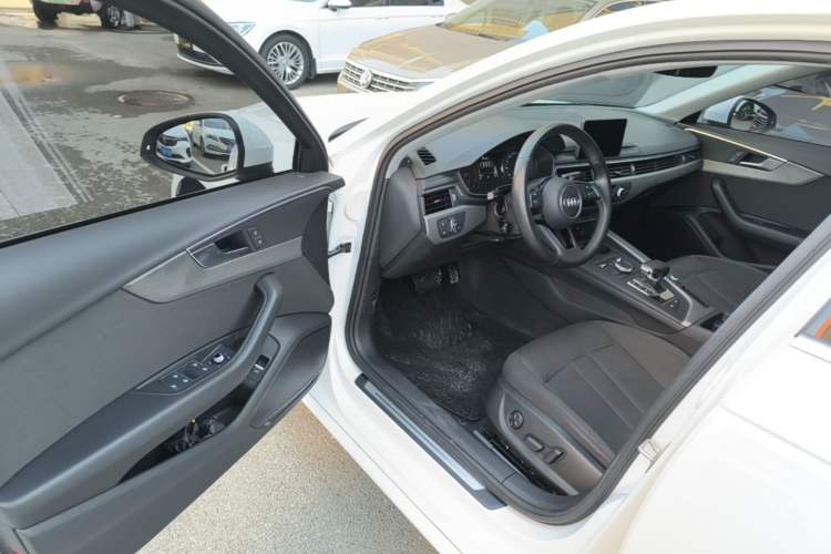 Used Audi A4L 2019 40 TFSI Ambition China VI Driver Seat