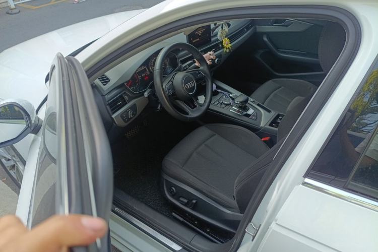 Used Audi A4L 2019 40 TFSI Ambition China VI Driver Seat