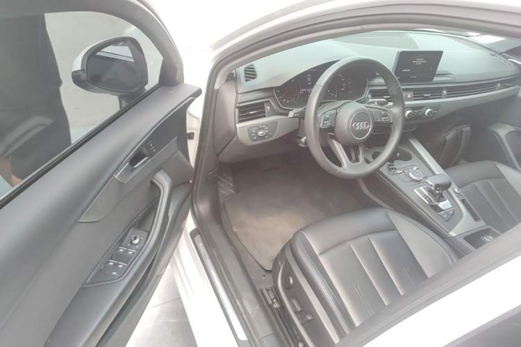 Used Audi A4L 2019 40 TFSI Ambition China VI Driver Seat