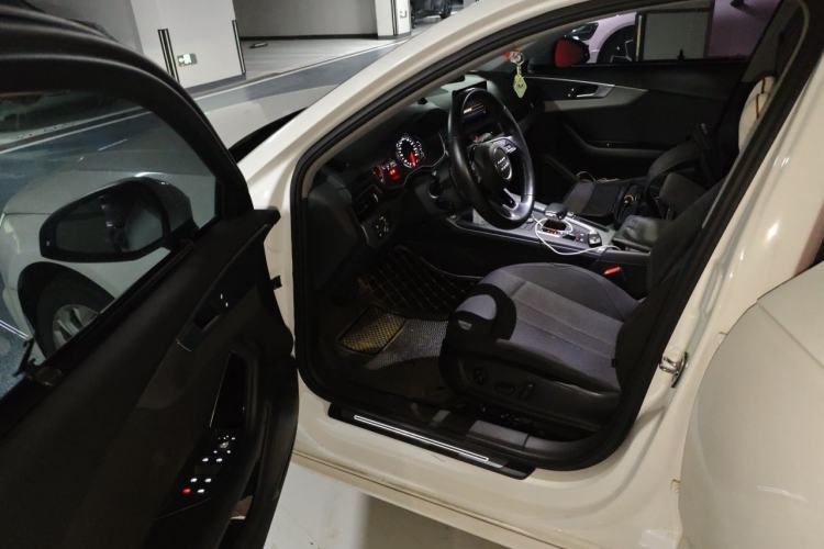Used Audi A4L 2019 40 TFSI Ambition China VI Driver Seat