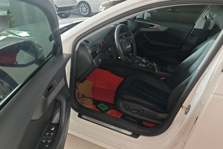 Used Audi A4L 2019 40 TFSI Ambition China VI Driver Seat