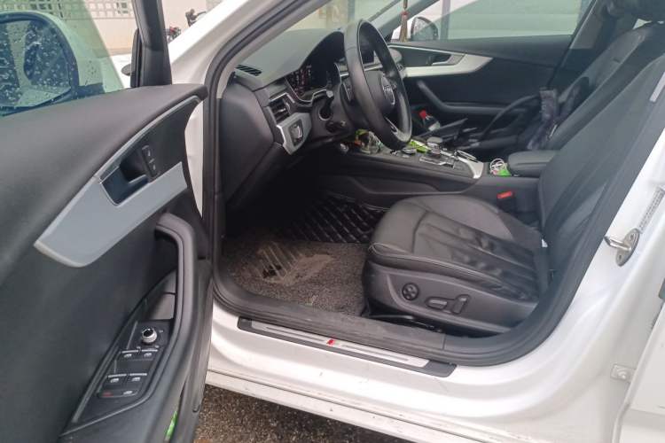 Used Audi A4L 2019 40 TFSI Fashion Edition China VI Emission Standard Driver Seat
