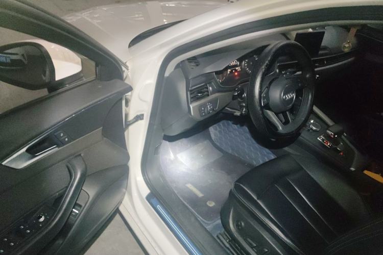Used Audi A4L 2019 40 TFSI Ambition China VI Driver Seat