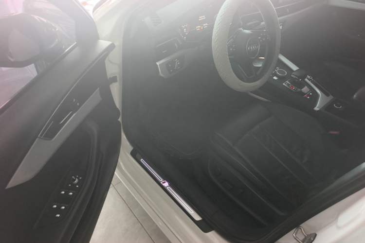 Used Audi A4L 2019 40 TFSI Fashion Edition China VI Emission Standard Driver Seat