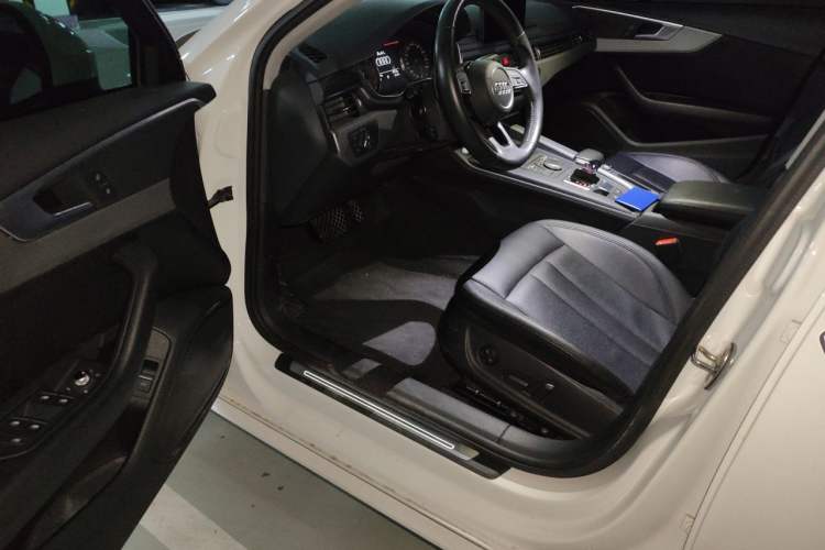 Used Audi A4L 2019 40 TFSI Ambition China VI Driver Seat