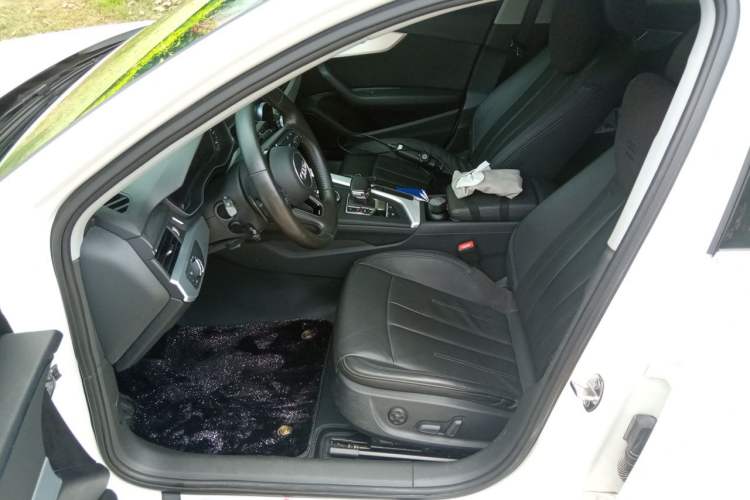 Used Audi A4L 2019 40 TFSI Fashion Edition China VI Emission Standard Driver Seat