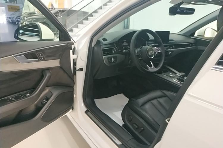 Used Audi A4L 2019 40 TFSI Ambition China VI Driver Seat