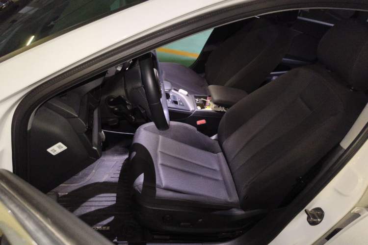 Used Audi A4L 2019 40 TFSI Ambition China VI Driver Seat