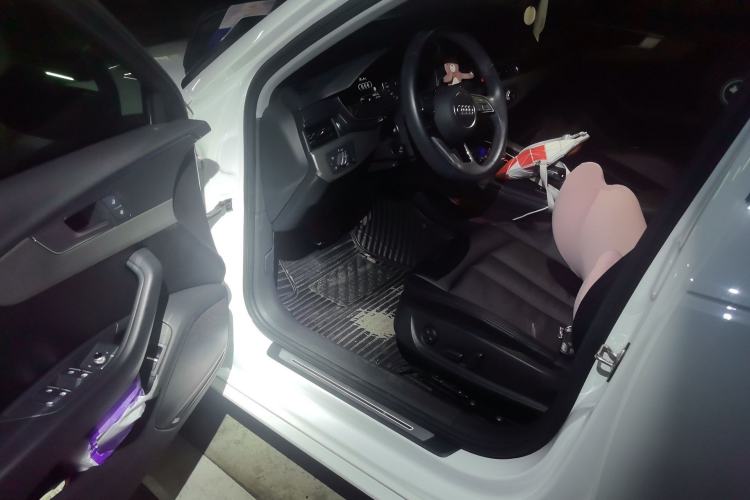 Used Audi A4L 2019 40 TFSI Ambition China VI Driver Seat