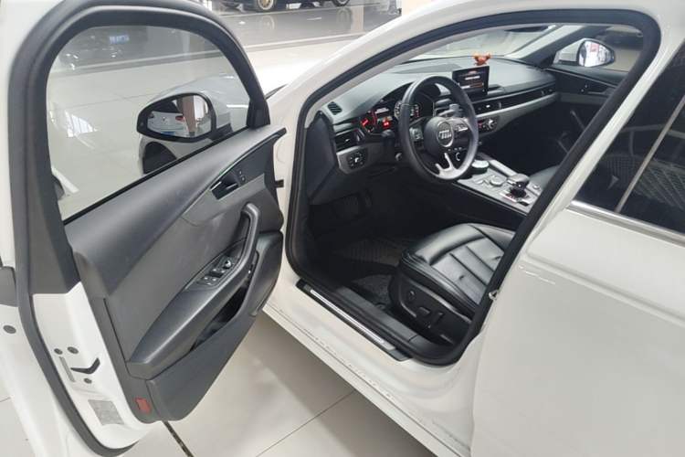 Used Audi A4L 2019 40 TFSI Ambition China VI Driver Seat