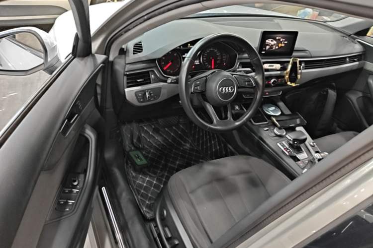 Used Audi A4L 2019 40 TFSI Ambition China VI Driver Seat