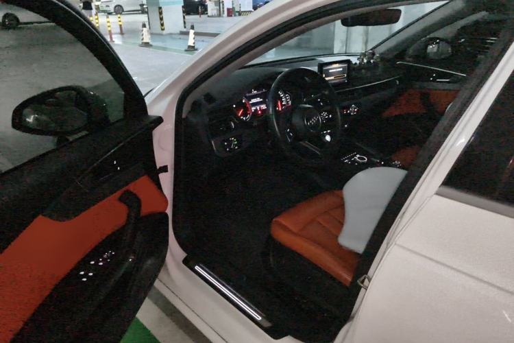 Used Audi A4L 2019 40 TFSI Ambition China VI Driver Seat