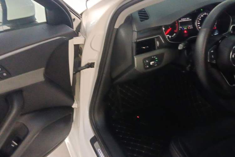 Used Audi A4L 2019 40 TFSI Ambition China VI Driver Seat