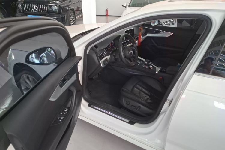 Used Audi A4L 2019 40 TFSI Fashion Edition China VI Emission Standard Driver Seat