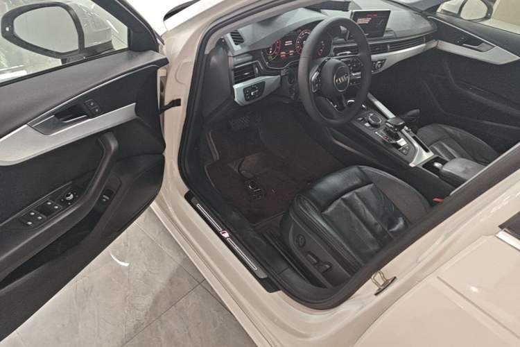 Used Audi A4L 2019 40 TFSI Fashion Edition China VI Emission Standard Driver Seat