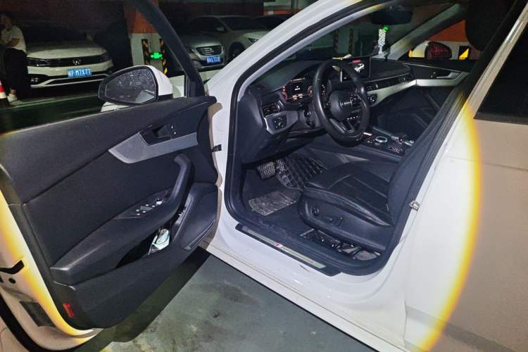 Used Audi A4L 2019 40 TFSI Fashion Edition China VI Emission Standard Driver Seat
