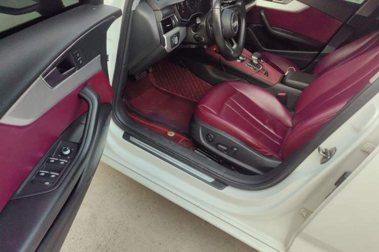 Used Audi A4L 2019 40 TFSI Ambition China VI Driver Seat