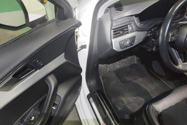 Used Audi A4L 2019 40 TFSI Fashion Edition China VI Emission Standard Driver Seat