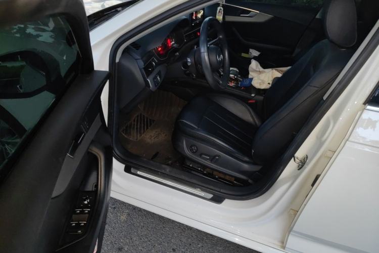 Used Audi A4L 2019 40 TFSI Ambition China VI Driver Seat